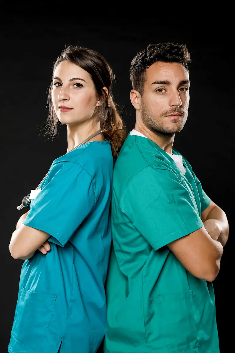 Doctor con camisa azul atendiendo a una paciente en consulta